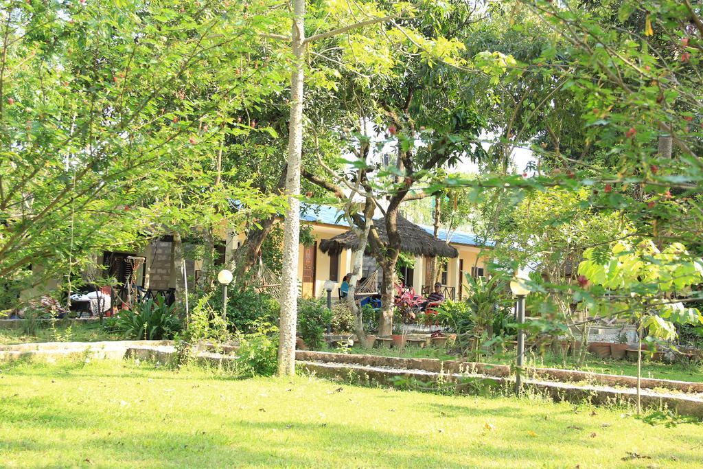 Chitwan Safari Camp & Lodge Саураха Екстериор снимка