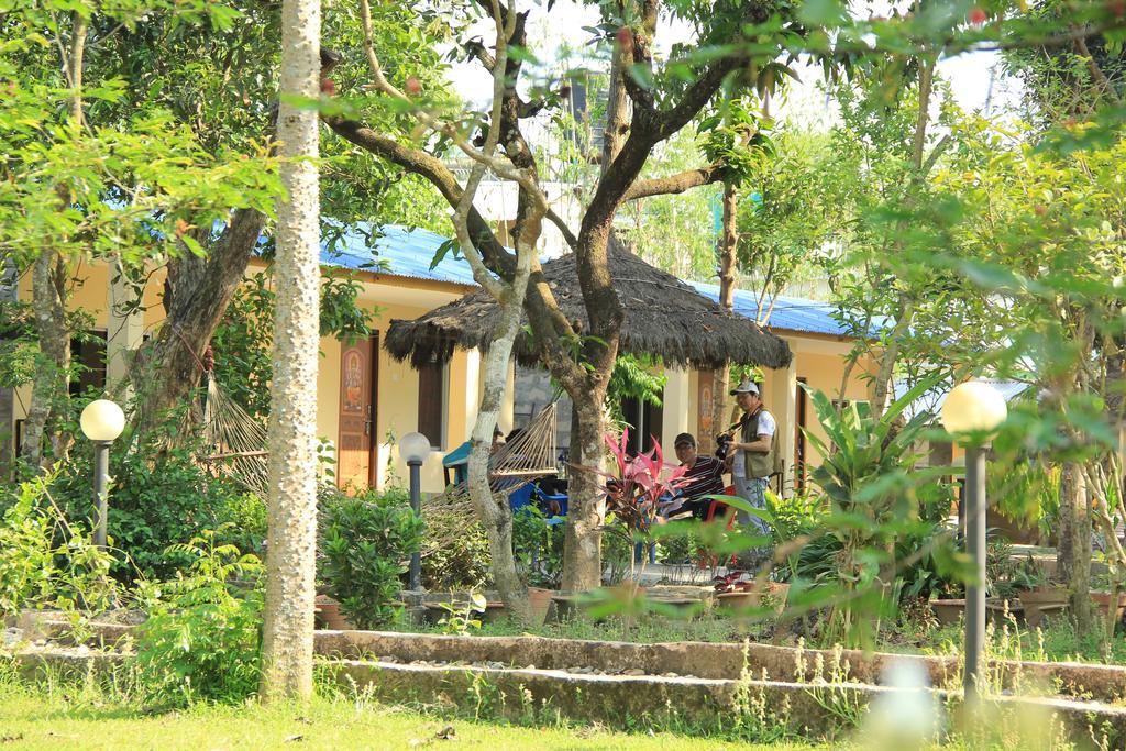 Chitwan Safari Camp & Lodge Саураха Екстериор снимка