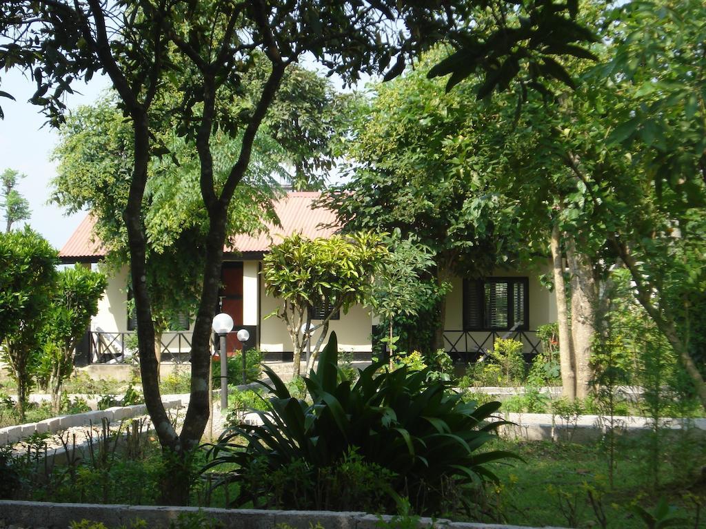 Chitwan Safari Camp & Lodge Саураха Екстериор снимка