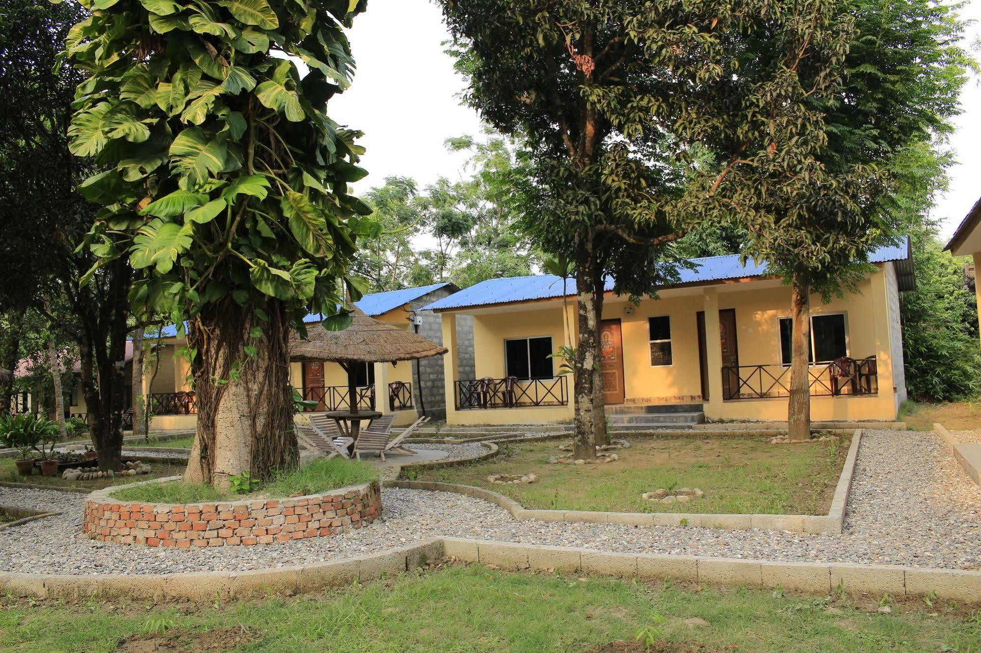 Chitwan Safari Camp & Lodge Саураха Екстериор снимка