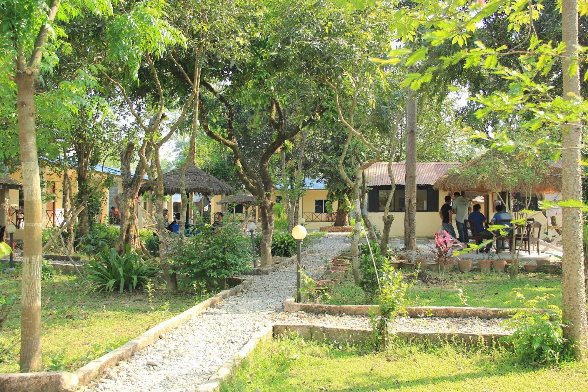 Chitwan Safari Camp & Lodge Саураха Екстериор снимка