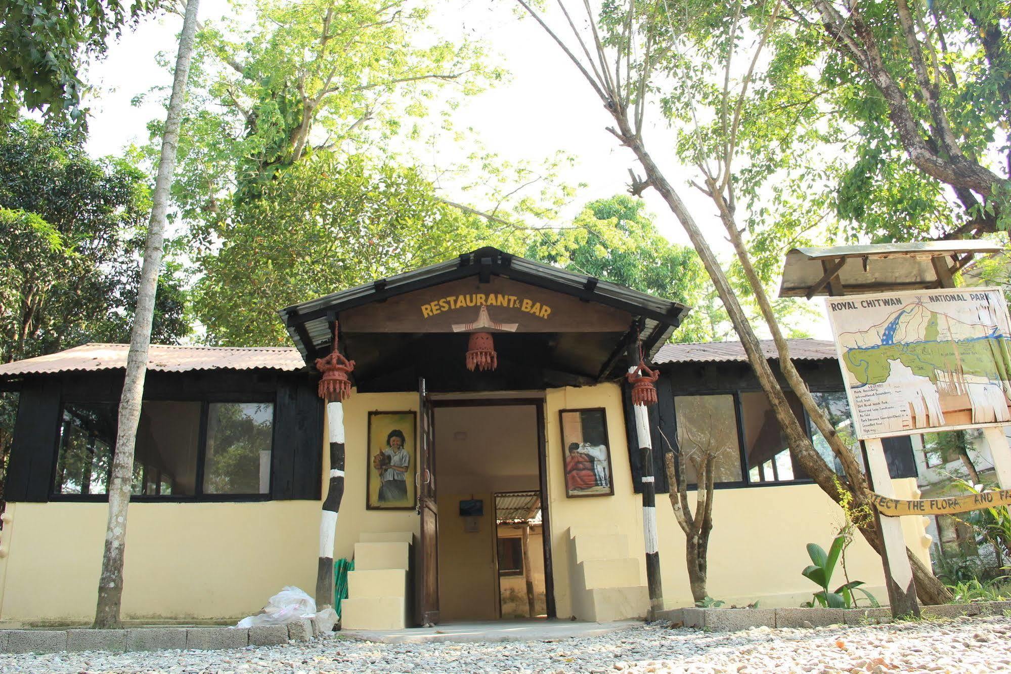 Chitwan Safari Camp & Lodge Саураха Екстериор снимка